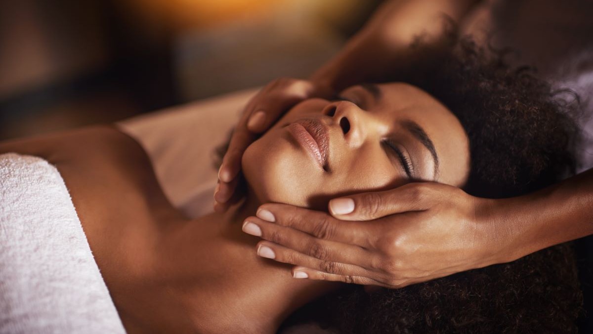 1737384800client-having-facial-spa-settinghero-lg
